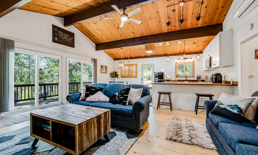 Adorable cabin in the trees near hiking & town w/ deck & high-speed WiFi