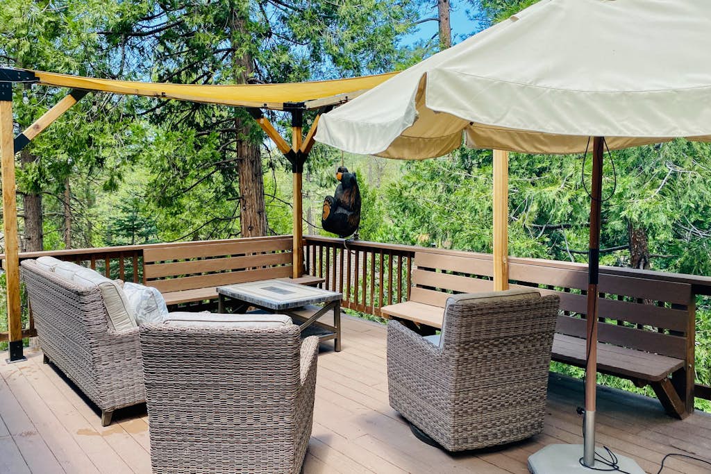 Adorable cabin in the trees near hiking & town w/ deck & high-speed WiFi
