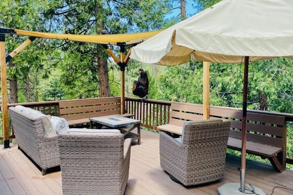 Adorable cabin in the trees near hiking & town w/ deck & high-speed WiFi