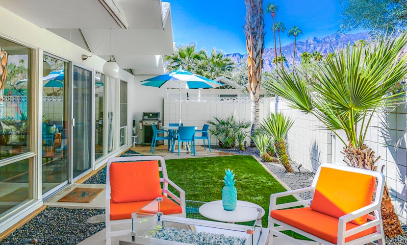 Charming & bright mid-century condo with shared pool - Free WiFi