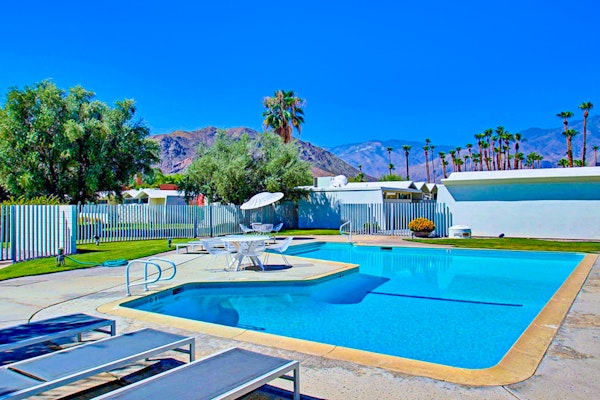 Charming & bright mid-century condo with shared pool - Free WiFi