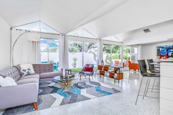 Charming & bright mid-century condo with shared pool - Free WiFi