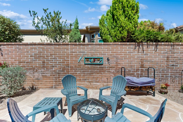 Spacious home with access to shared pool/hot tub, sport courts, game room, & gym