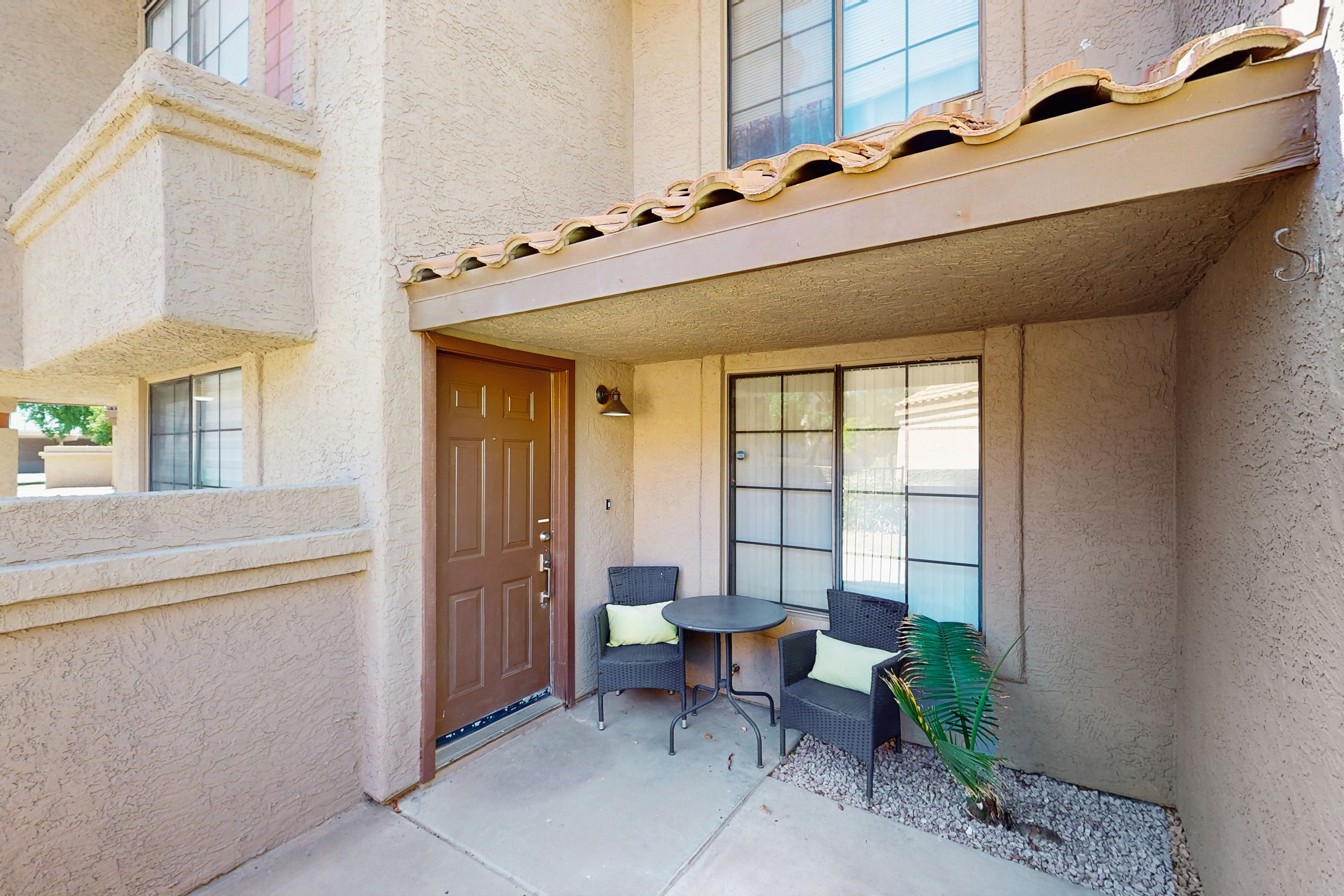 Beautiful renovated condo w/ community pool, private W/D, central A/C