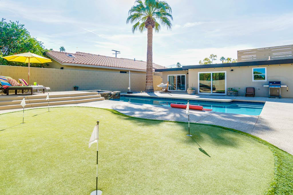 Centrally Located Retreat with Saltwater Pool, Spa, Firepit & Pool Table