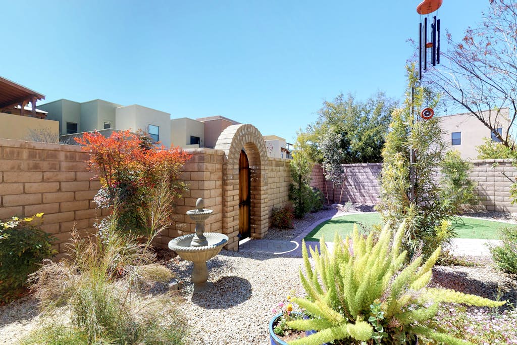 Comfortable home in Tucson - near town with shared pool, & hot tub