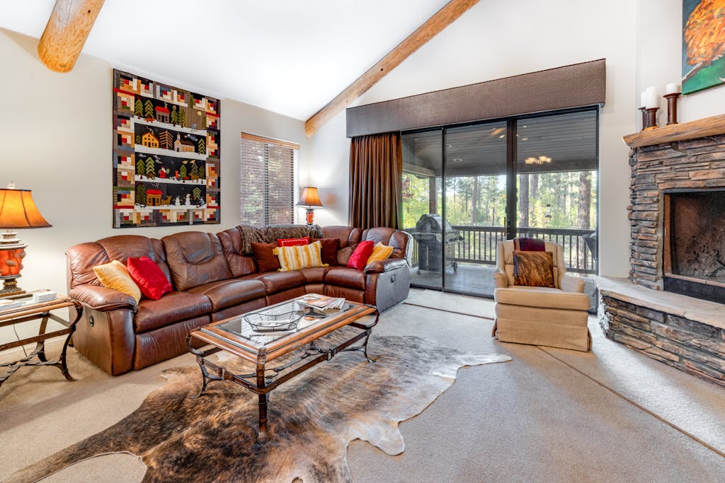 Hideaway in the pines with pool table, covered deck, fireplace, grill, & W/D