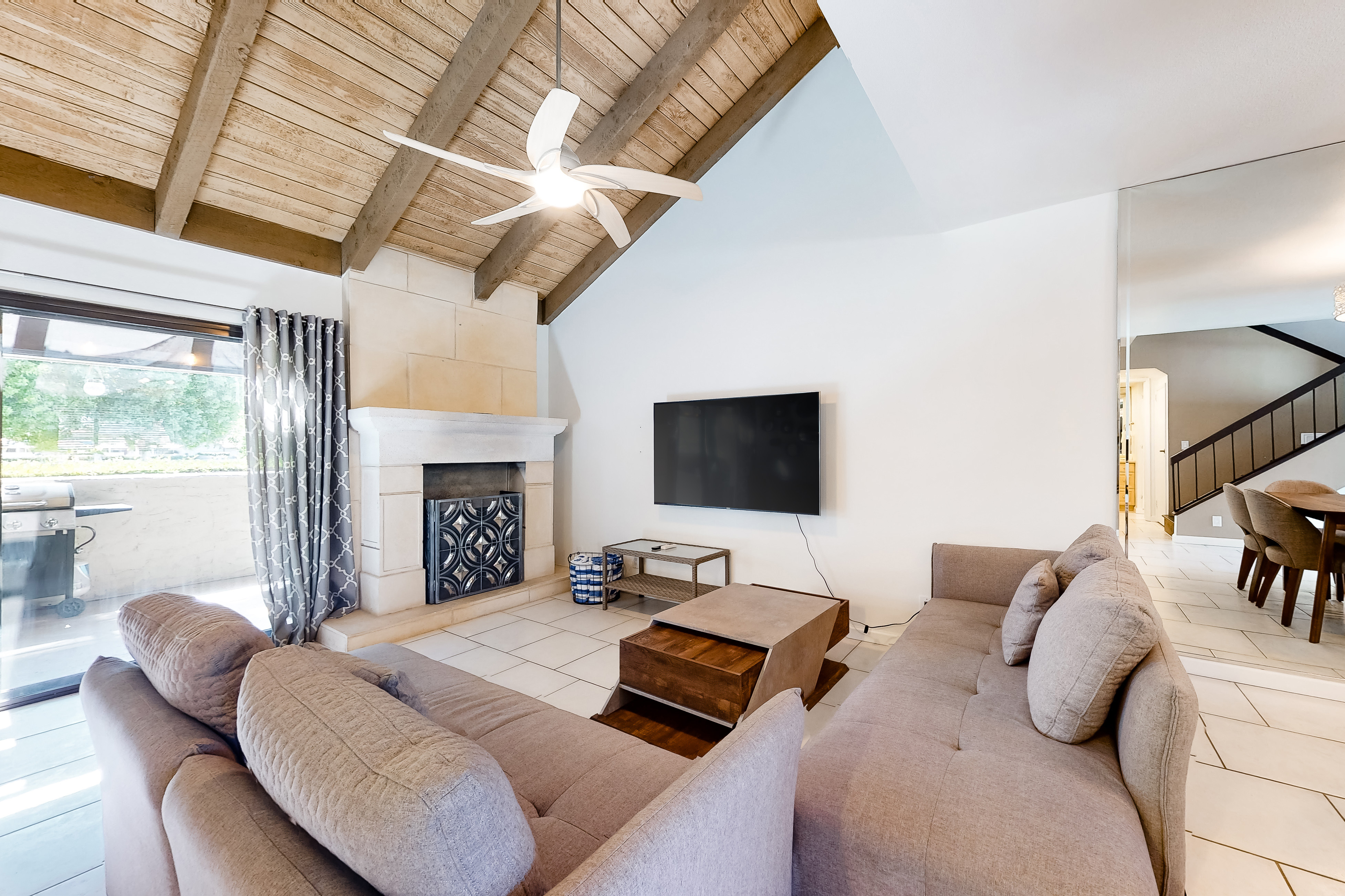 Beautiful Family Home w/Shared Pool/Spa, Firepit, Central AC, & Mountain Views