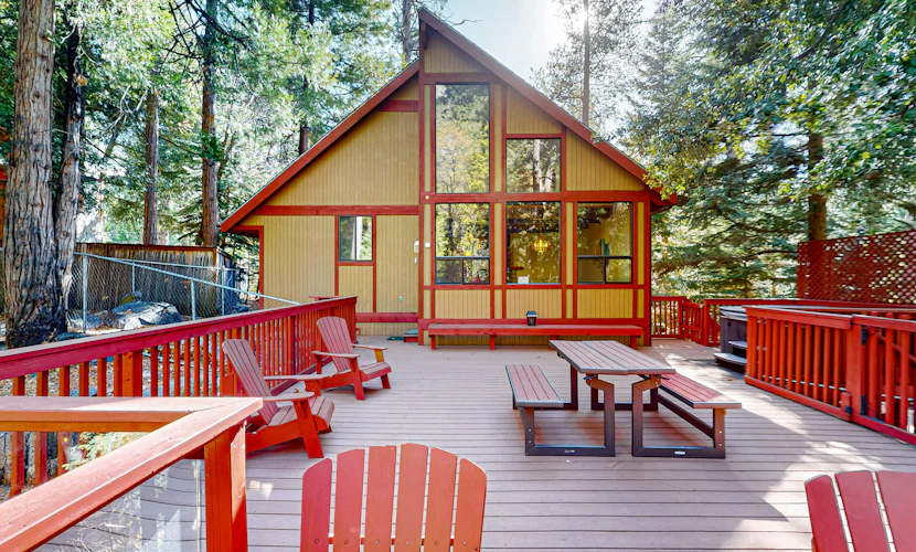 Spacious dog-friendly cabin with creek & mountain views