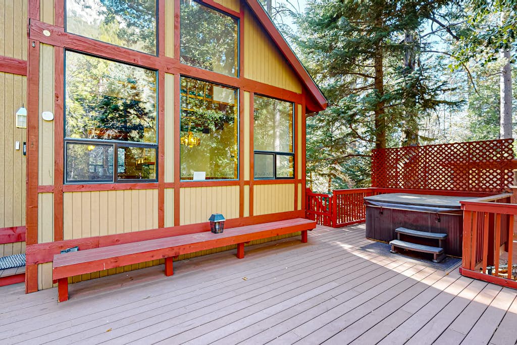 Spacious dog-friendly cabin with creek & mountain views