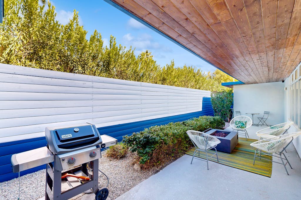 Architectural jewel with private outdoor pool & firepit - dog-friendly