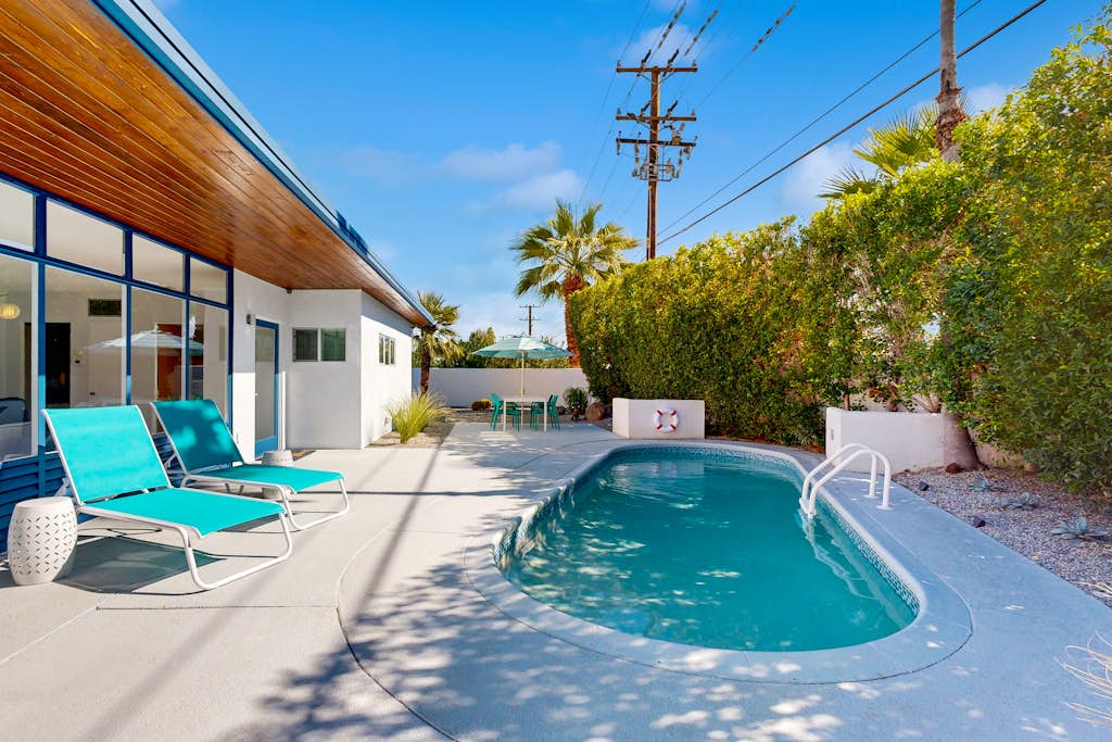 Architectural jewel with private outdoor pool & firepit - dog-friendly