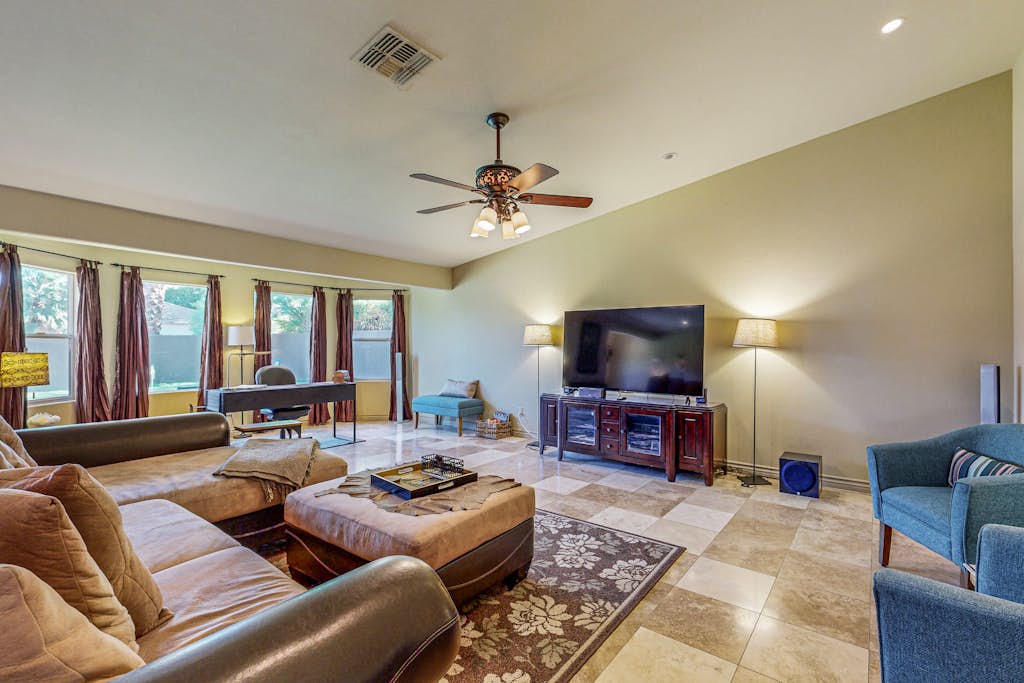 Private 3,500 sq ft sanctuary with pool & spa - walk to Old Town