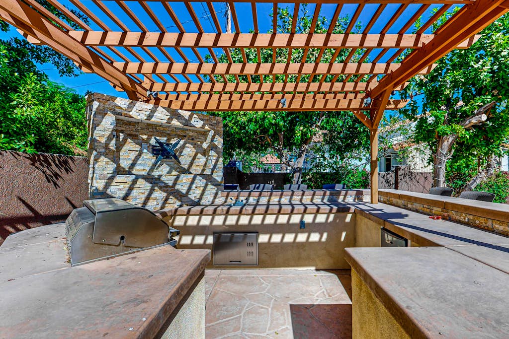 Private 3,500 sq ft sanctuary with pool & spa - walk to Old Town