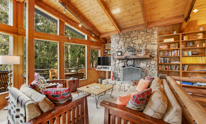 Charming, Dog-Friendly Two-Story Cabin Lodge with Deck - Great for Families