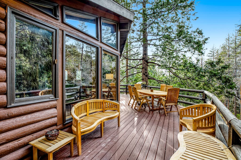 Charming, Dog-Friendly Two-Story Cabin Lodge with Deck - Great for Families