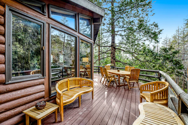 Charming, Dog-Friendly Two-Story Cabin Lodge with Deck - Great for Families