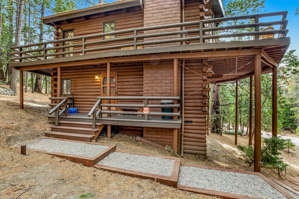 Charming, Dog-Friendly Two-Story Cabin Lodge with Deck - Great for Families