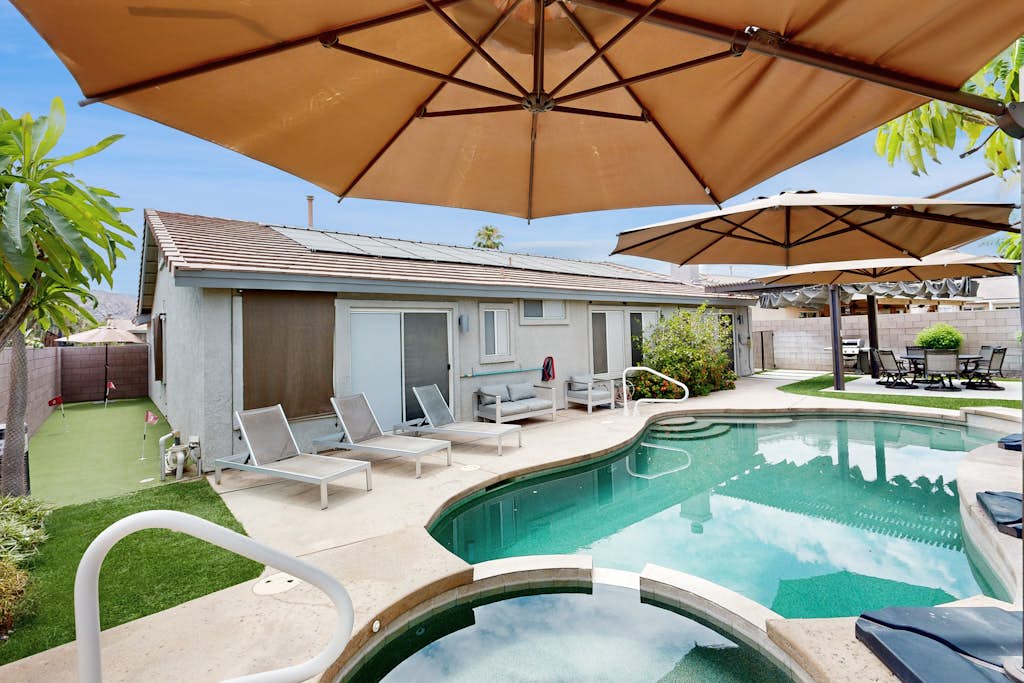 Luxe La Quinta Haven with Private Pool, Spa & Pool Table 4BR #067085