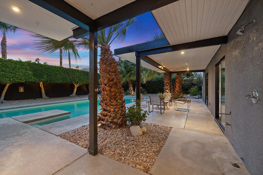 Fantastic desert home with private pool/spa, grill, covered patio, & fast WiFi
