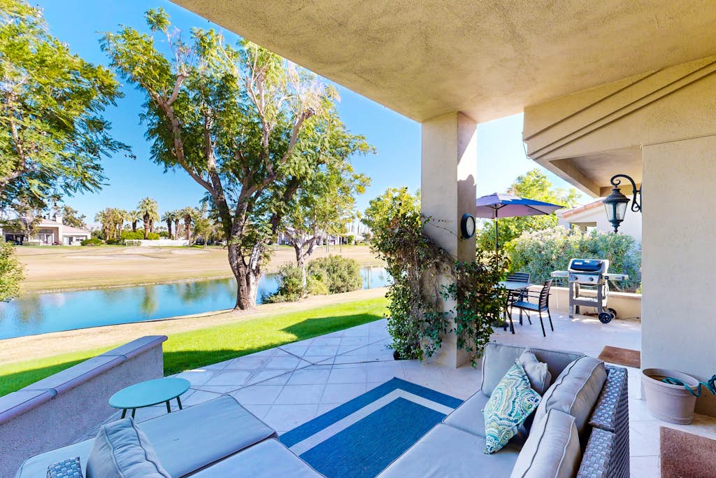 Golfers Delight Lake-View Condo on PGA West Course - Pool & Spa