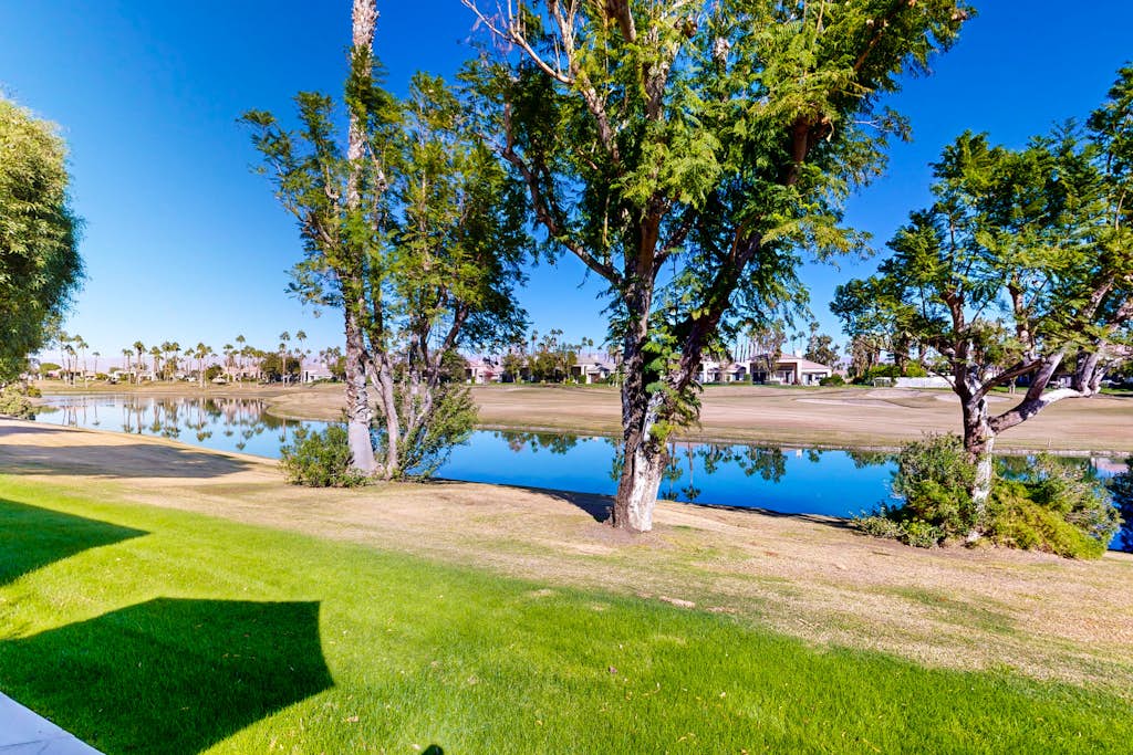 Golfers Delight Lake-View Condo on PGA West Course - Pool & Spa