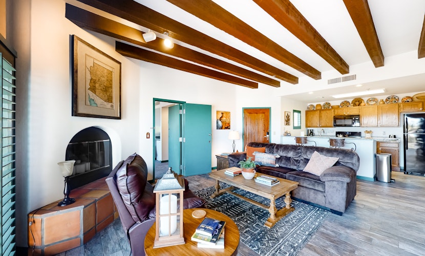 Stylish Townhouse and Suite w/Golf On-Site, and City & Mountain Views