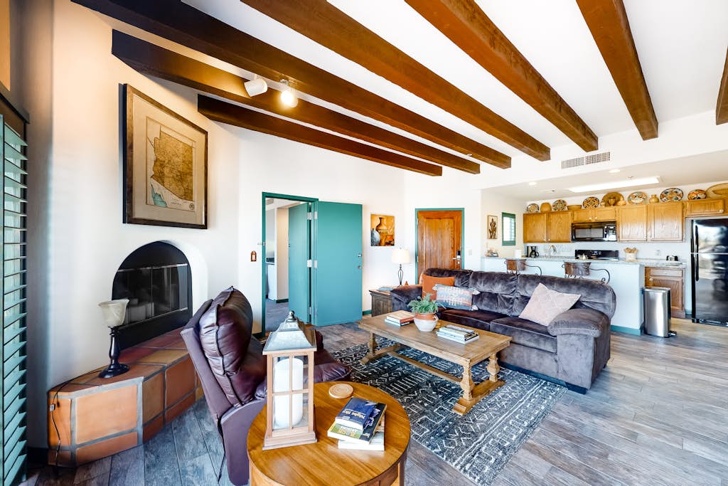 Stylish Townhouse and Suite w/Golf On-Site, and City & Mountain Views