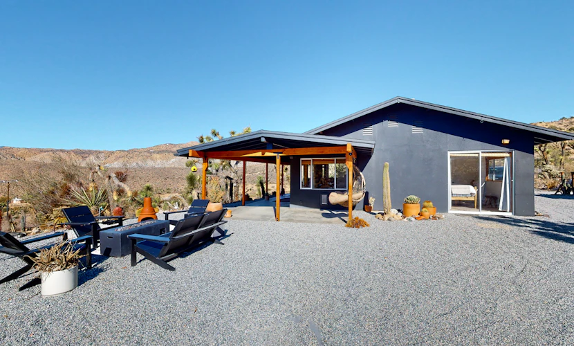 Secluded hilltop home with hot tub, cowboy pool, & amazing views