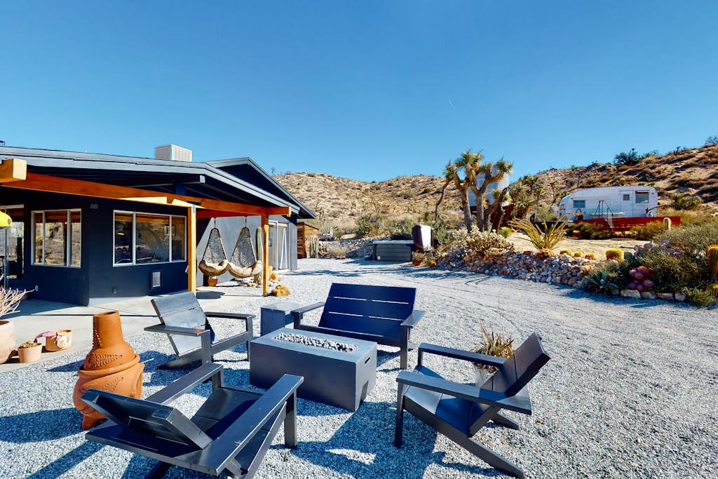 Secluded hilltop home with hot tub, cowboy pool, & amazing views