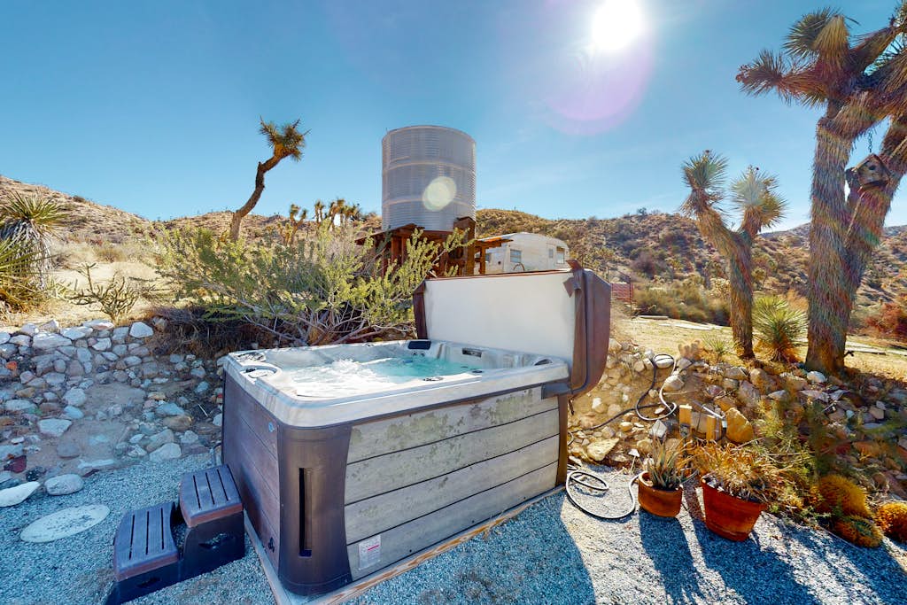 Secluded hilltop home with hot tub, cowboy pool, & amazing views