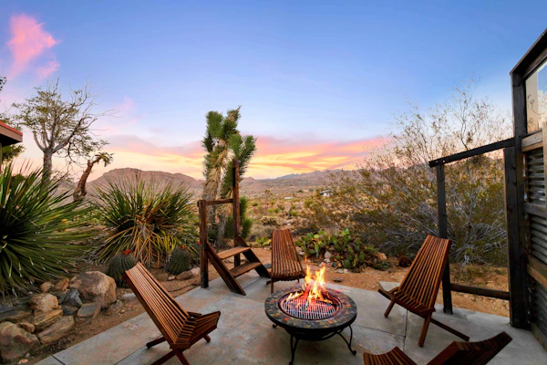 Secluded home on 5 acres with stunning views, fast WiFi, grill, & screened patio