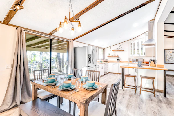 Secluded home on 5 acres with stunning views, fast WiFi, grill, & screened patio