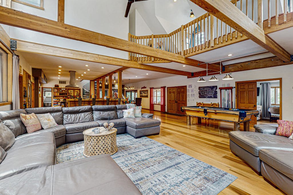 Stunning Fern Valley cabin with forest views & private hot tub - dog-friendly