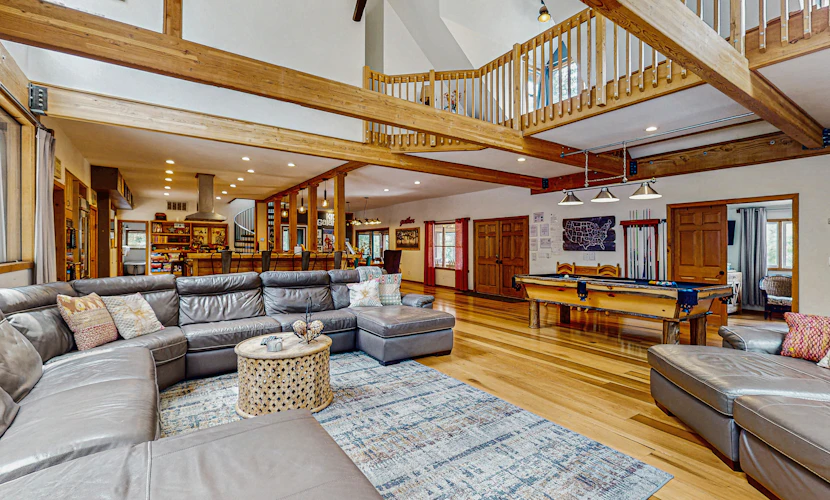 Stunning Fern Valley cabin with forest views & private hot tub - dog-friendly