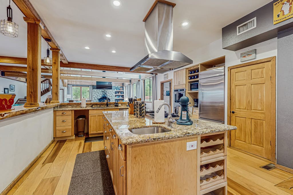 Stunning Fern Valley cabin with forest views & private hot tub - dog-friendly
