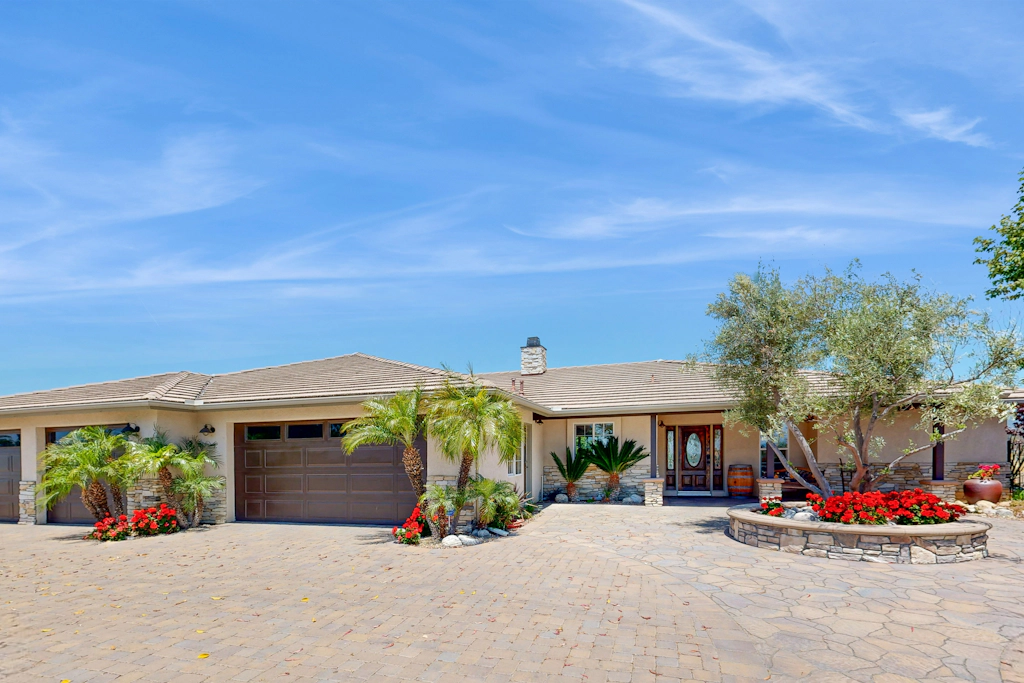 Wine Country Guest House - Vineyard & Mountain Views