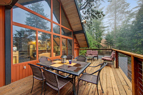 Beautiful, dog-friendly cabin with large decks, forest views, jetted tub, & more
