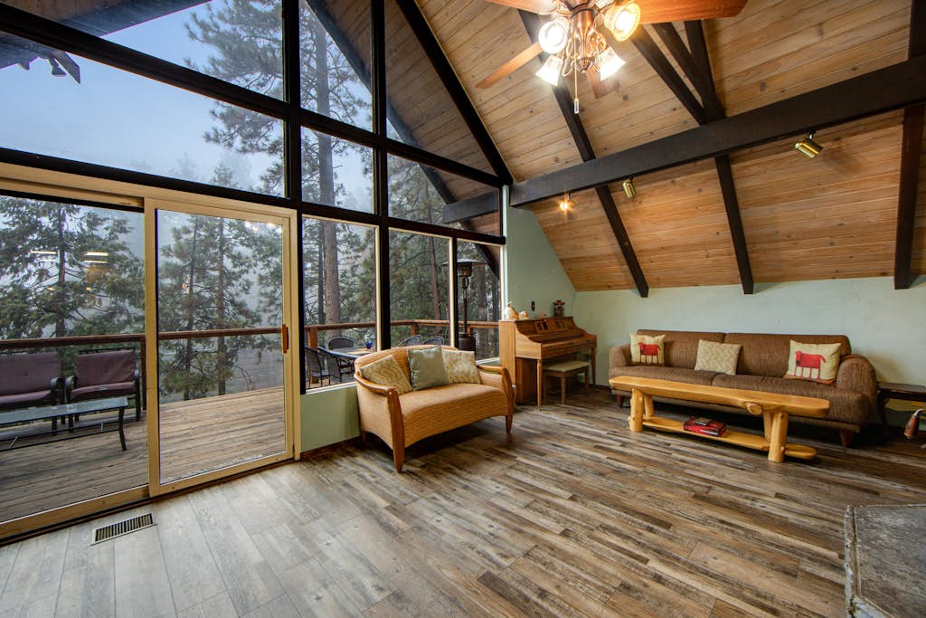 Beautiful, dog-friendly cabin with large decks, forest views, jetted tub, & more