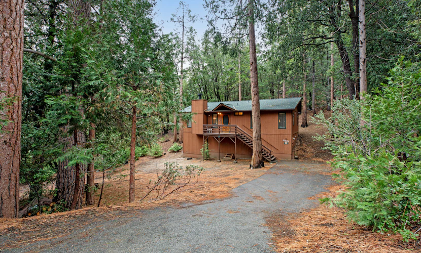Secluded Dog-Friendly Cabin w/Wood Fireplace, Deck, Private W/D, Mtn Views