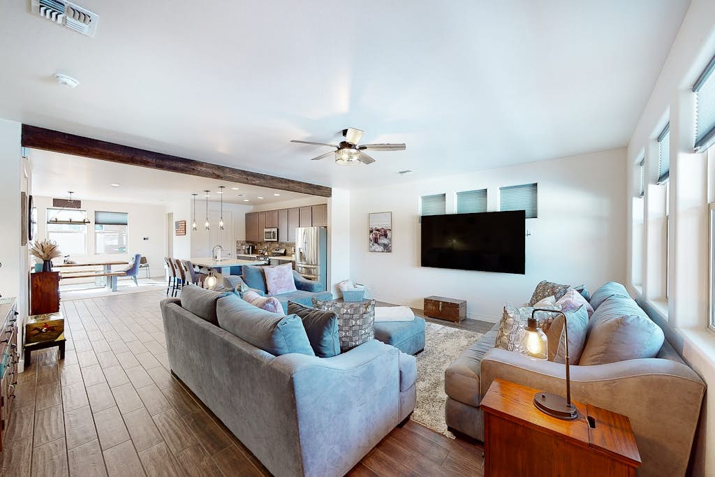 Spacious mountain view escape with guest house, patio & washer/dryer - near golf