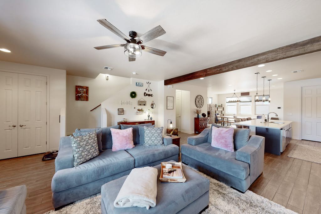 Spacious mountain view escape with guest house, patio & washer/dryer - near golf