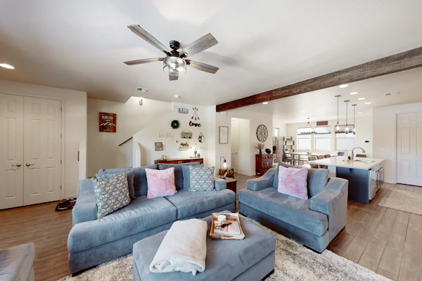 Spacious mountain view escape with guest house, patio & washer/dryer - near golf