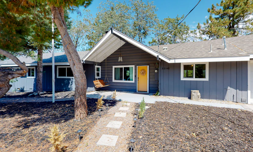 Charming home with full kitchen, fireplace, grill, & viewing deck