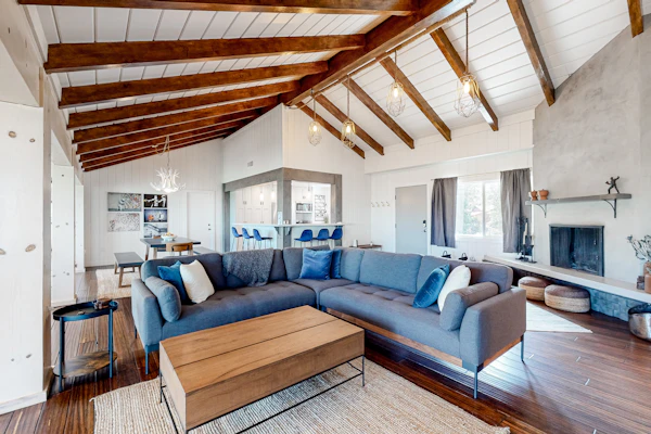Charming home with full kitchen, fireplace, grill, & viewing deck