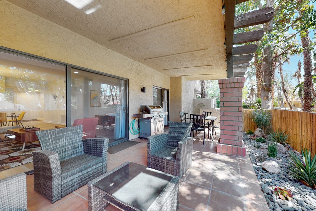 Vibrant dog-friendly condo with hot tub, tennis court, pool, W/D, grill & patio