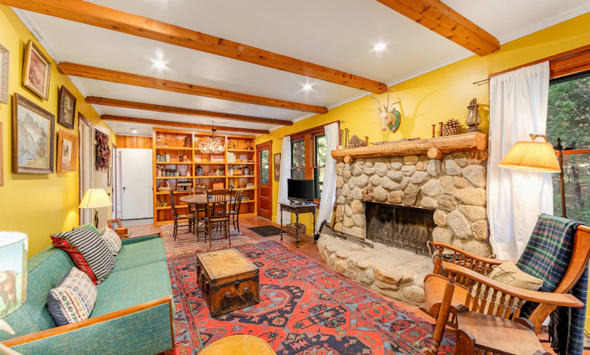 Serene & cozy vintage 1950s cabin with fireplace & washer/dryer