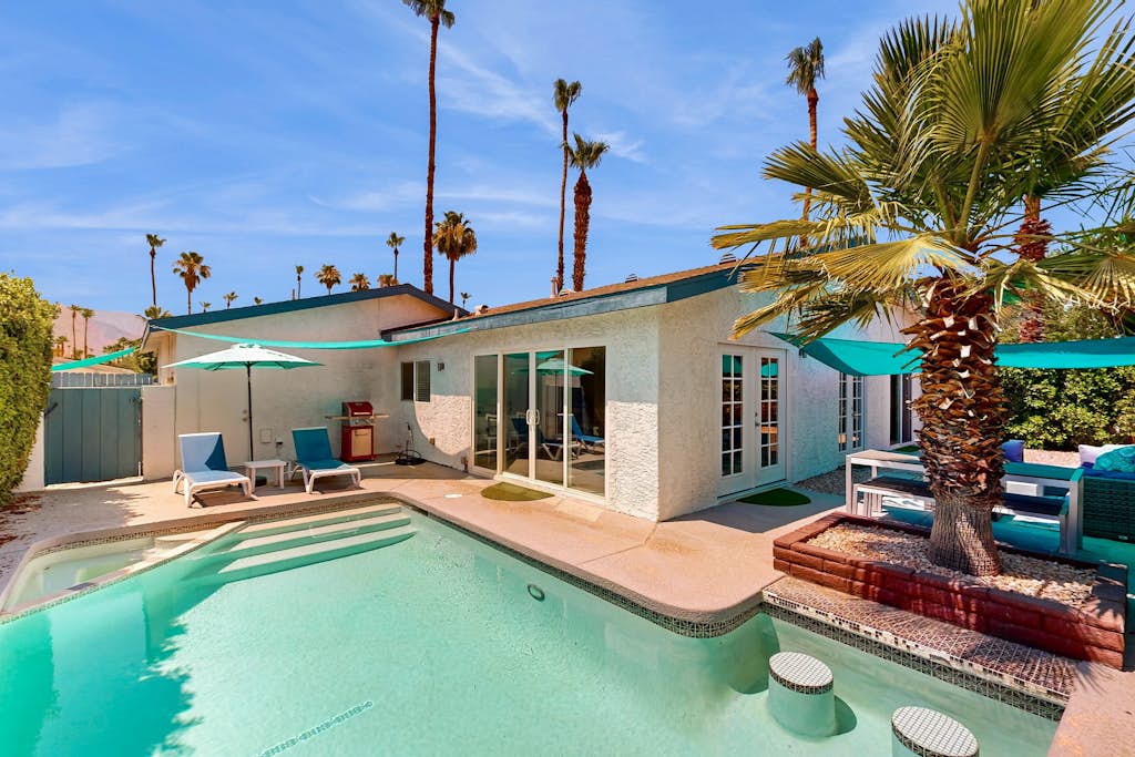 Centrally located home with private pool & hot tub, alfresco dining & firepit