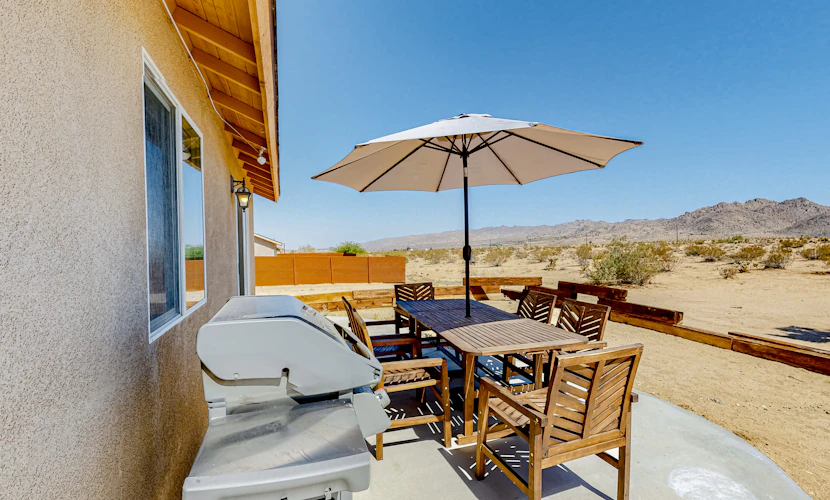 Joshua Tree gem near park entrance with gas grill, backyard, and free WiFi