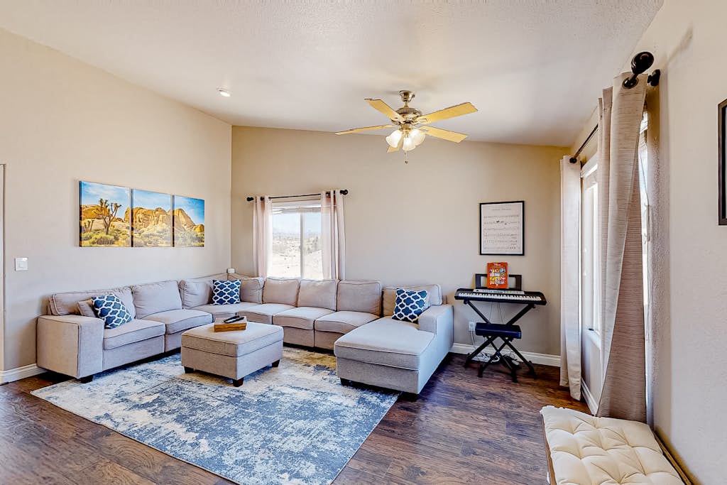 Joshua Tree gem near park entrance with gas grill, backyard, and free WiFi